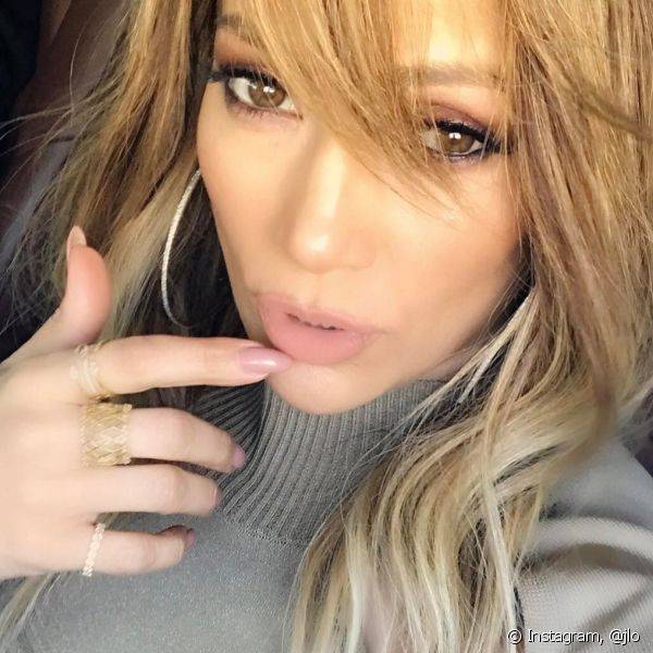 As unhas em stiletto e tom nude rosado de Jennifer Lopez combinaram com a make numa combinação clássica e sexy (Foto: Instagram @jlo)